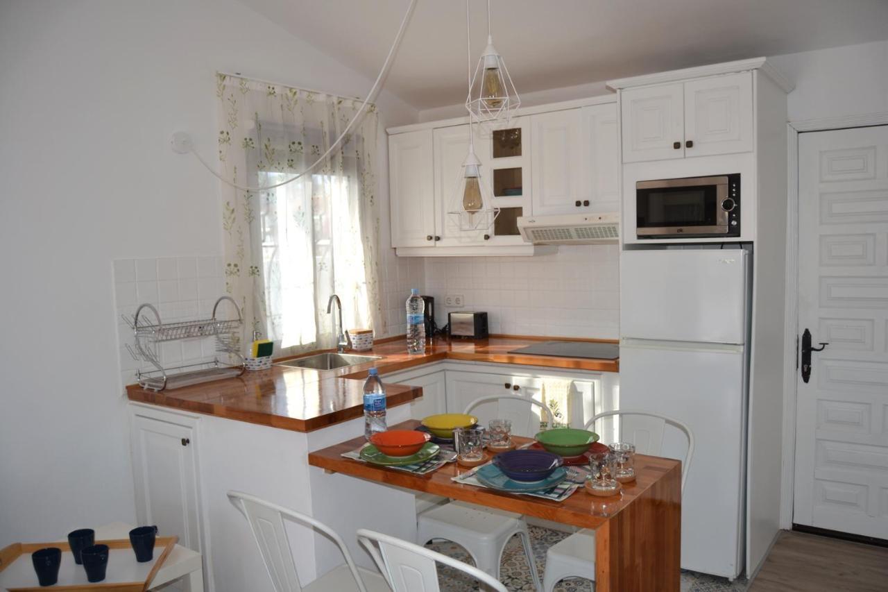 Vakantiehuis White Exclusive Bungalow. 2 Rooms, Garden & Pool. *