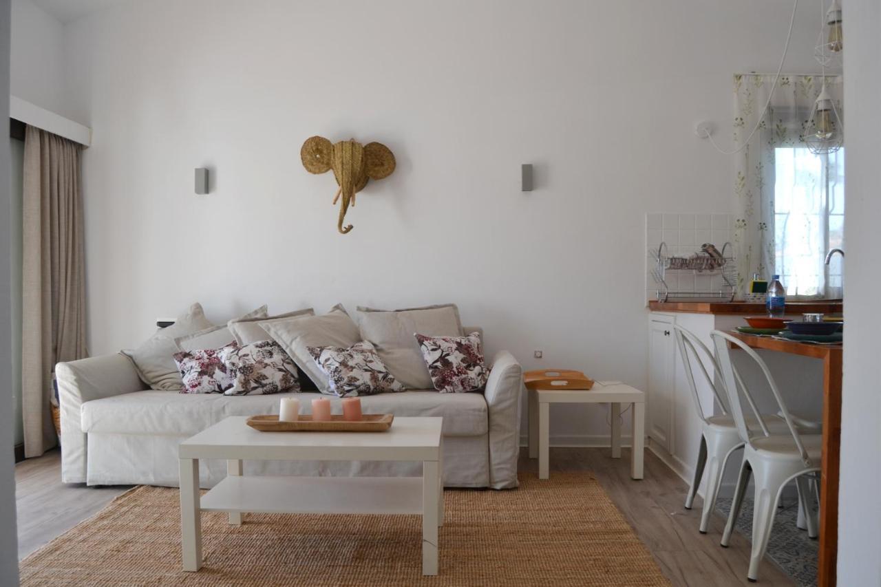 White Exclusive Bungalow. 2 Rooms, Garden & Pool. Vakantiehuis