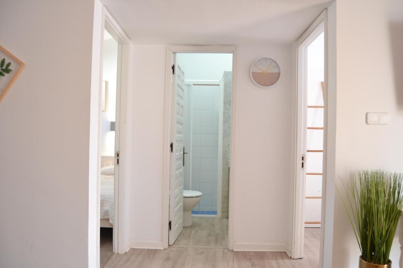 Vakantiehuis White Exclusive Bungalow. 2 Rooms, Garden & Pool. *